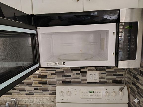 4th image of 212 E Drury Ave