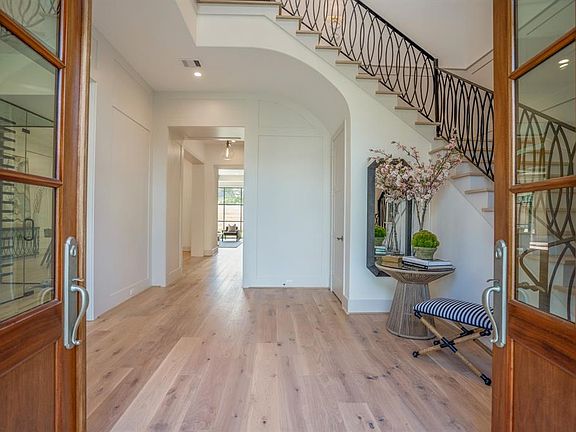 3rd image of 3211 Banbury Pl
