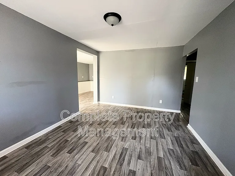 3016 33rd Ct N — Photo 2