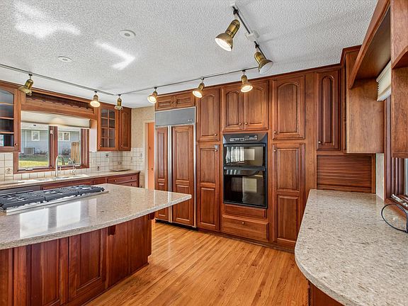 3rd image of 2201 Tamarack Ln