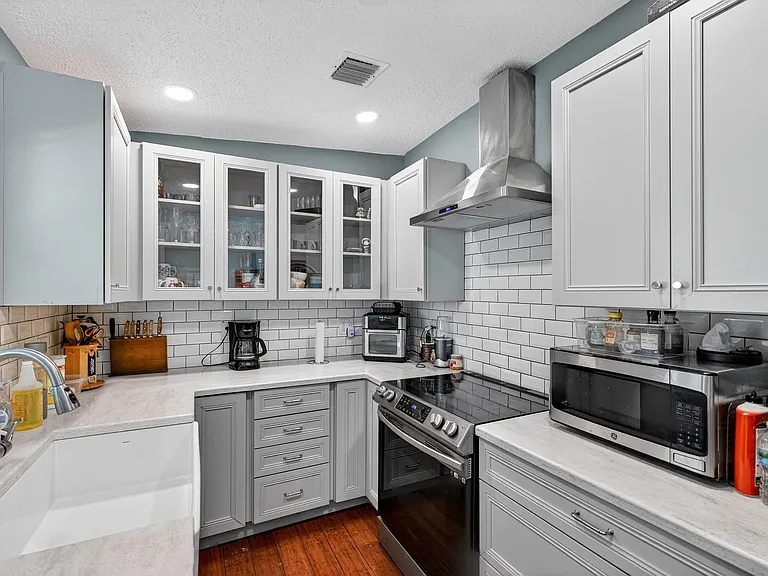 300 SW 25th Ave — Photo 15