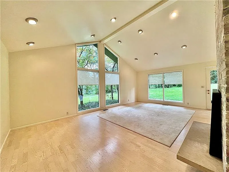 4 bed, 2.5 bath, 2406 sqft, $4,850 — Photo 4