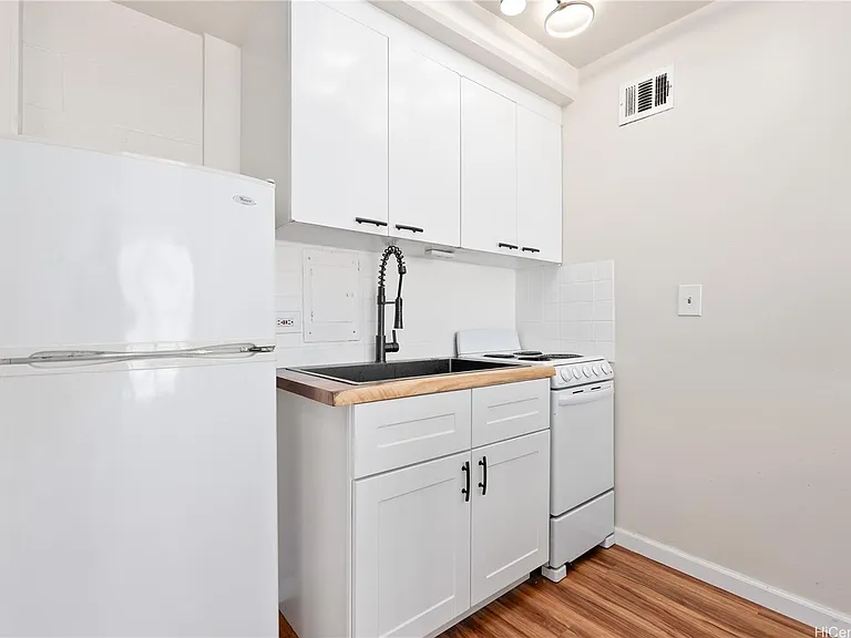 445 Kaiolu St #212 — Photo 5
