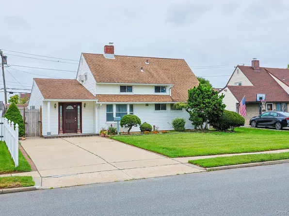 82 Lantern Road, Hicksville, NY 11801