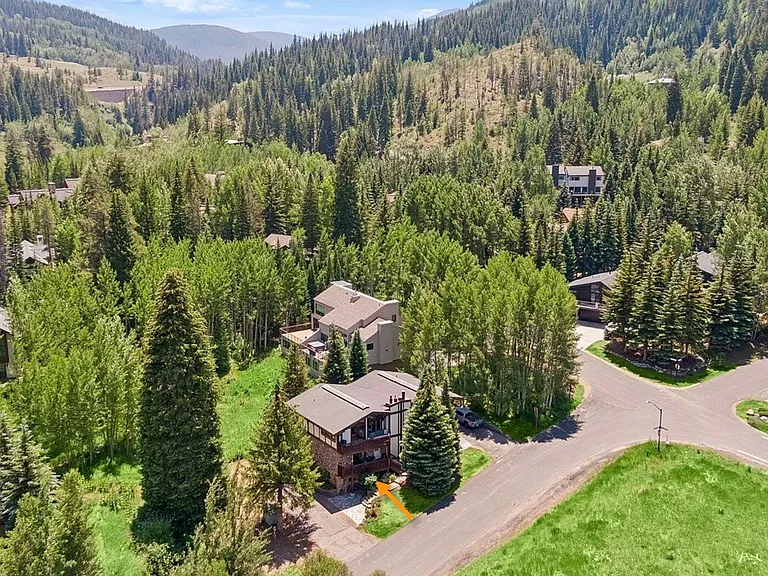 meadows, aspens, and mountain views in each direction