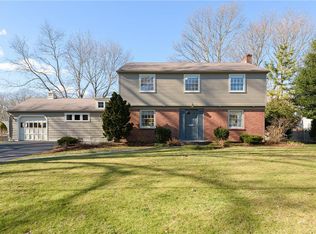 8 Stratford Rd, Barrington, RI 02806
