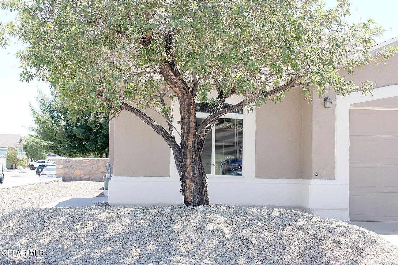 4 bed, 2.0 bath, 1458 sqft, $1,900 — Photo 2