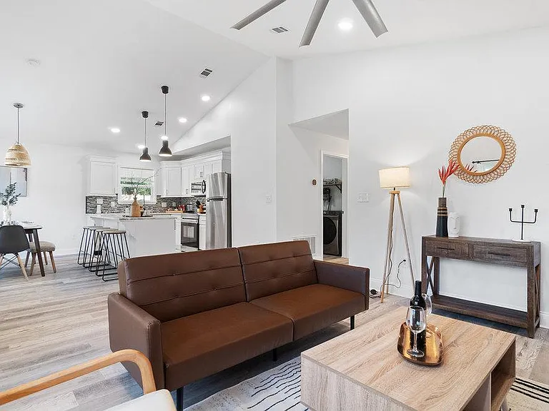 2815 W Lloyd St — Photo 11
