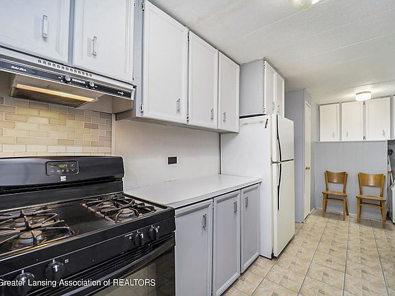 3rd image of 546 S Pembroke Dr