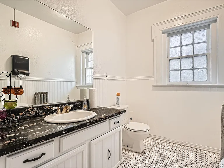 940 N Logan St — Photo 15
