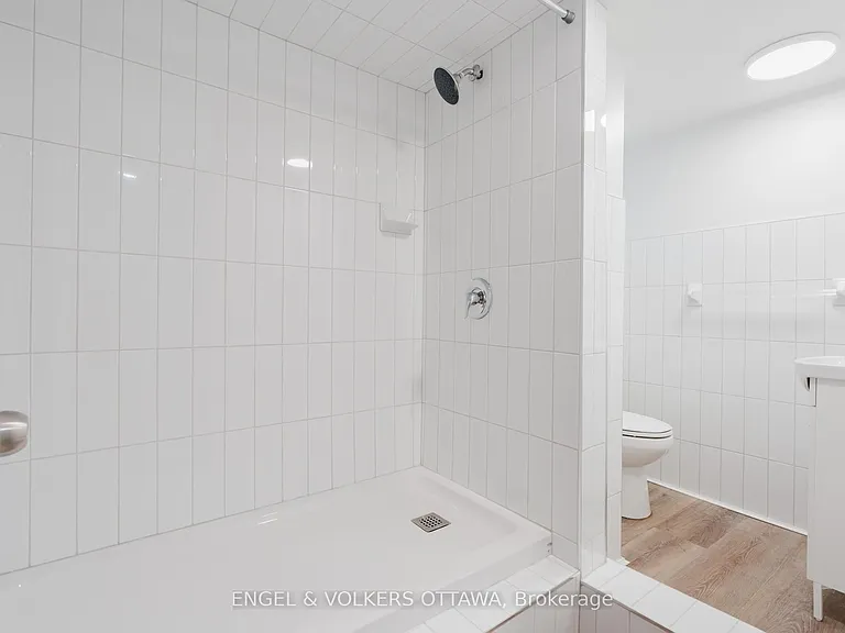 896 Pinewood Cres #3 — Photo 9