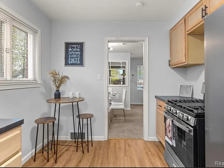 33151 Florence St — Photo 10