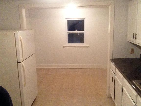 Eat-in portion of kitchen