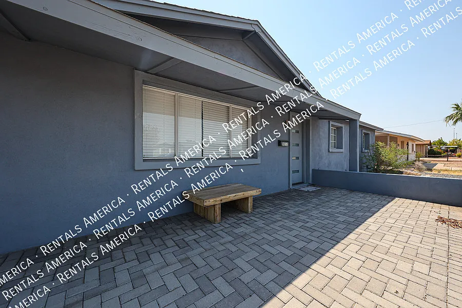 3 bedroom 2 bathroom + Sun Room in Tempe! NO HOA! — Photo 2