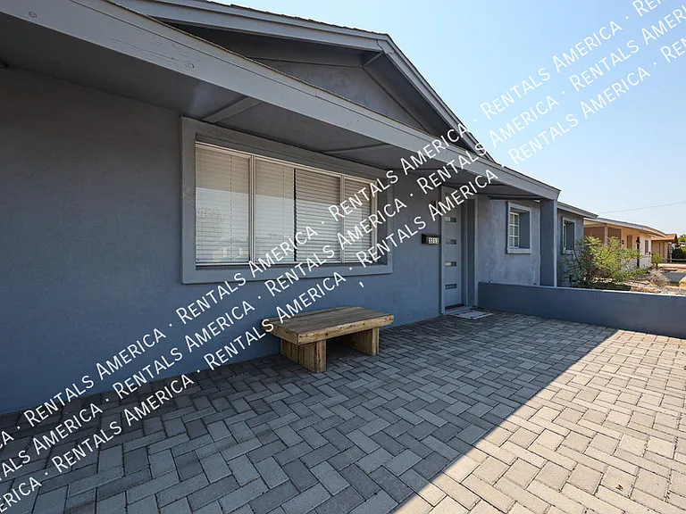 3213 S Albert Ave — Photo 2