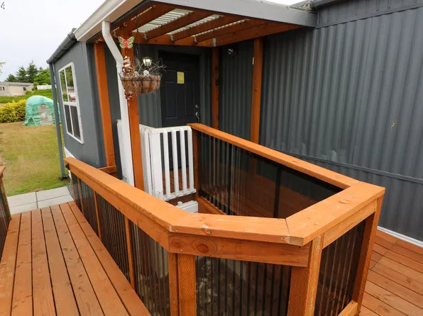 1265 Embarcadero Cir, Coos Bay, OR 97420