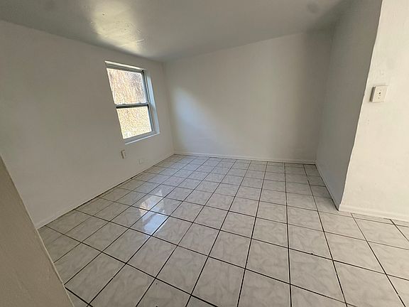 2nd image of 807 S Grandview Ave