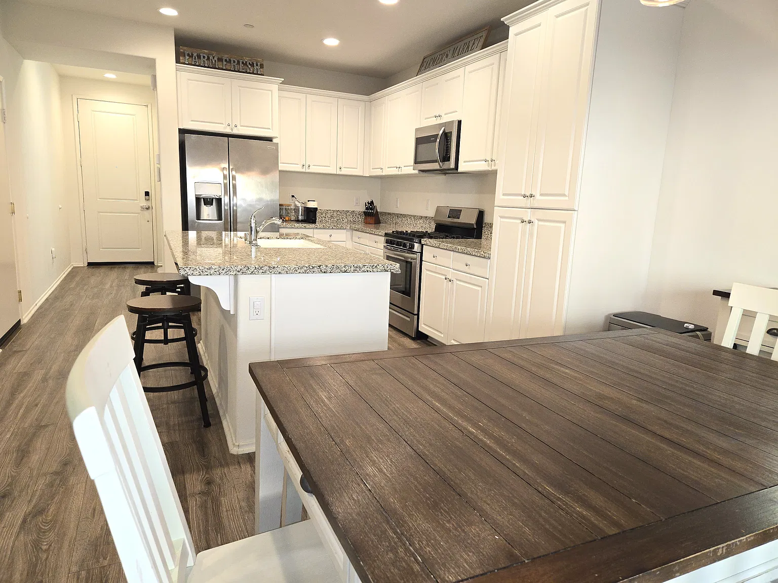 4 bed, 1911 sqft, $3,800 — Photo 4
