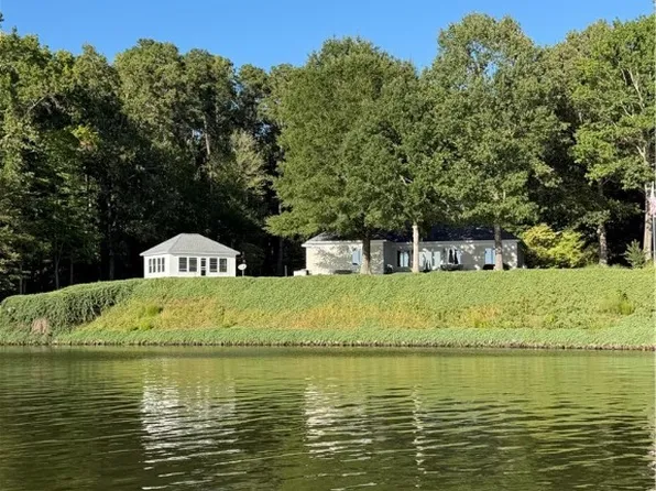257 Sunset Vista Dr, Hartfield, VA 23071