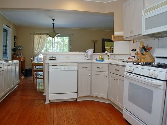 4th image of 25 Winding Brook Ln