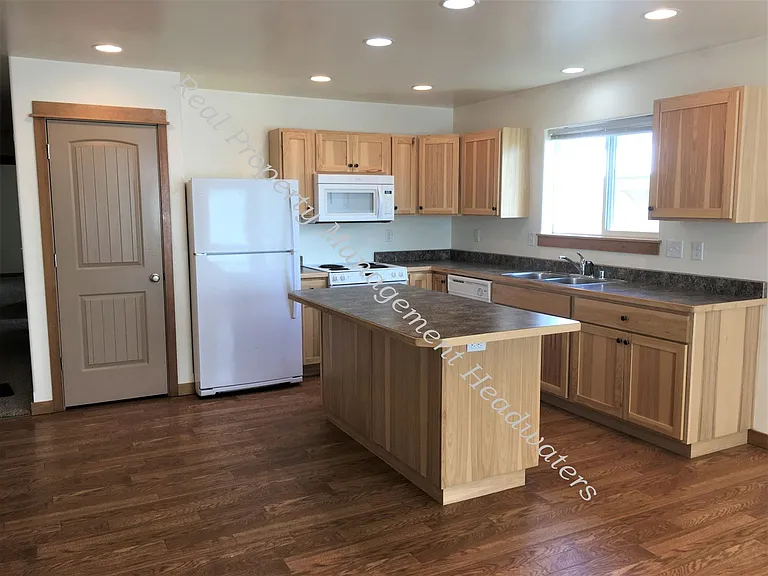 2147 Gold Ave — Photo 2