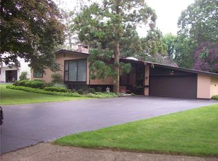 55 Conmar Dr, Rochester, NY 14609