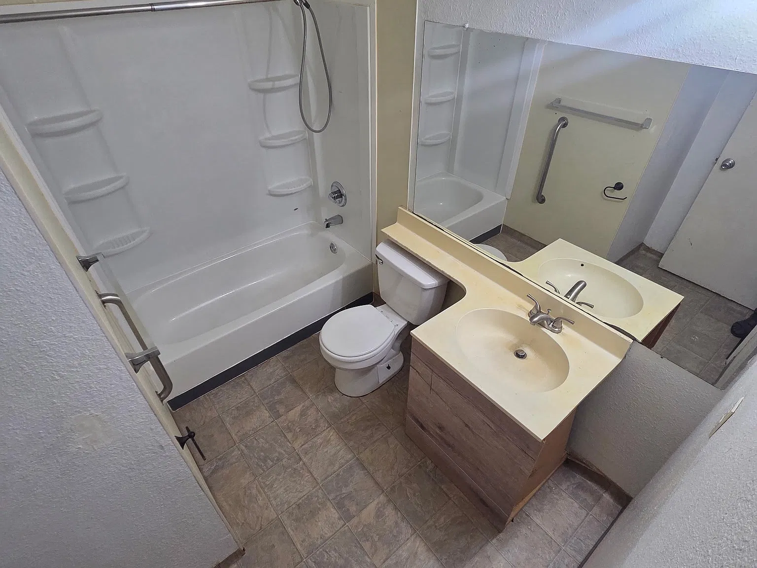 2 bed, 900 sqft, $1,375 — Photo 2