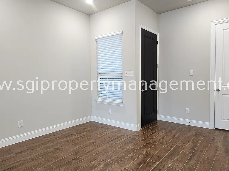 3121 Galveston St — Photo 2