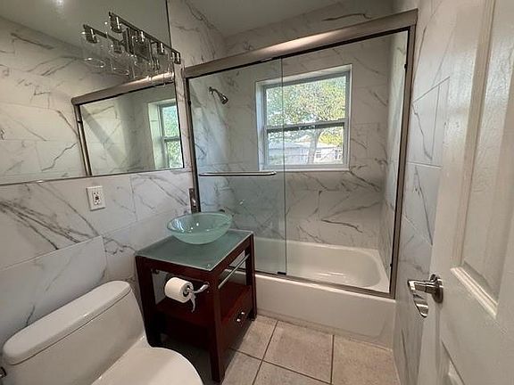 3rd image of 1419 NW 10th Place