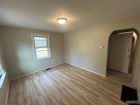 2nd image of 814 Elsworth Pl