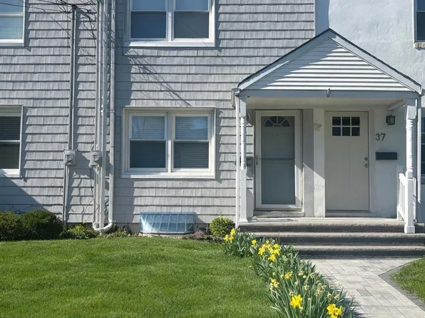 35 Victory Ct, Metuchen, NJ 08840