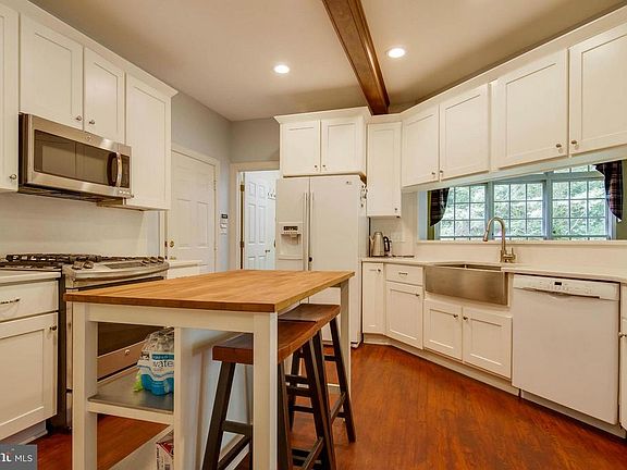 Kitchen has quartz countertops