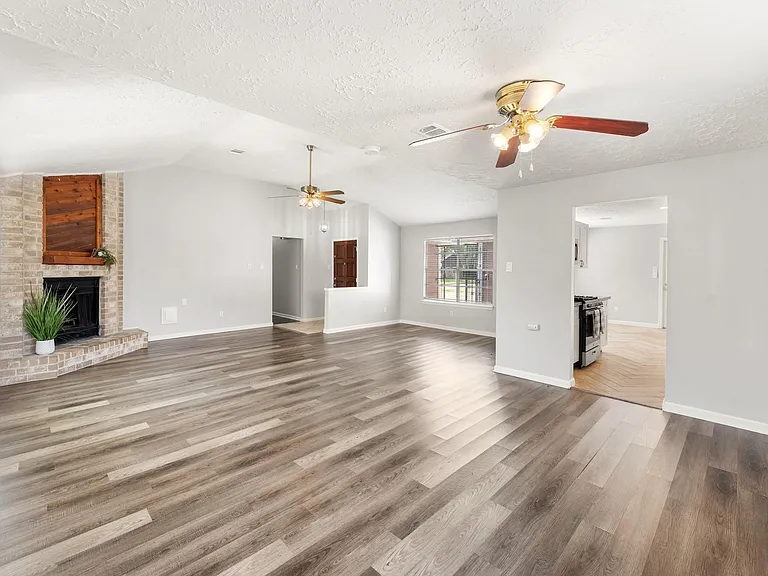 1202 Manorglen Dr — Photo 3