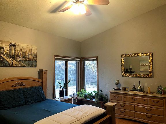 Master bdrm w/ high ceilings