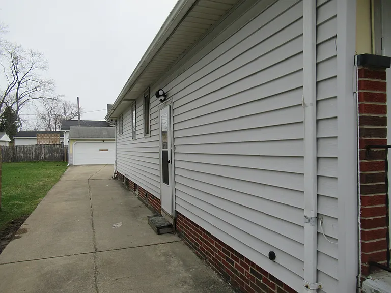 330 Paul St — Photo 4