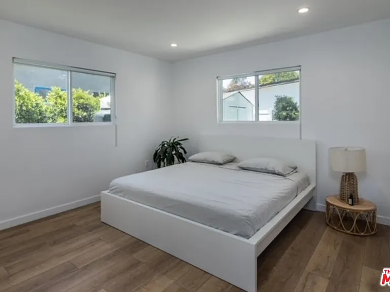 23028 Burbank Blvd — Photo 19