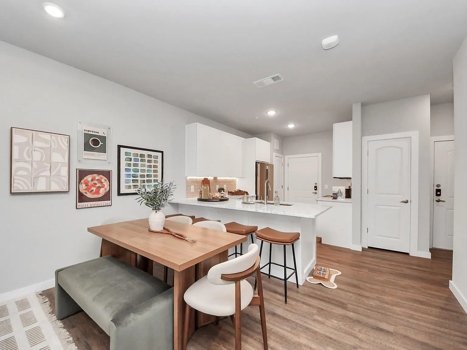 1 bed, 1.5 bath, 984 sqft, $2,140 — Photo 3