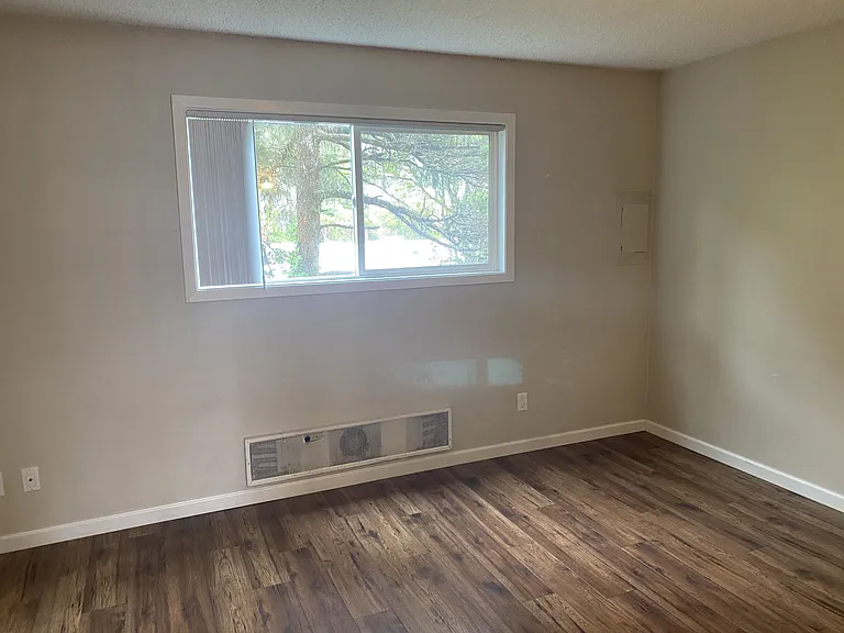 717 SW 6th St — Photo 3