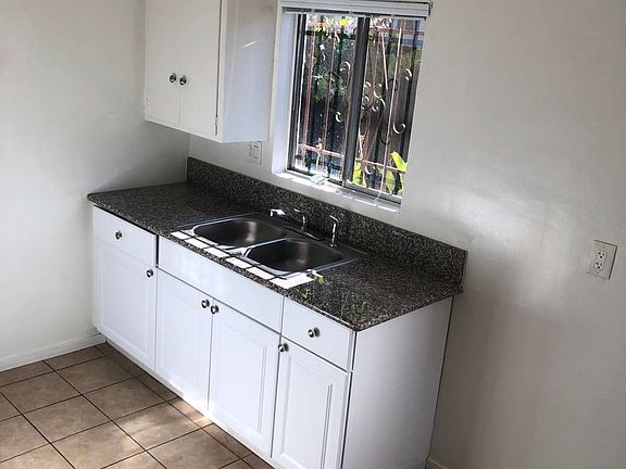 3rd image of 609 W Hyde Park Blvd APT 1