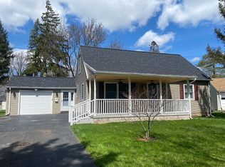 27 Mercedes Dr, Rochester, NY 14624