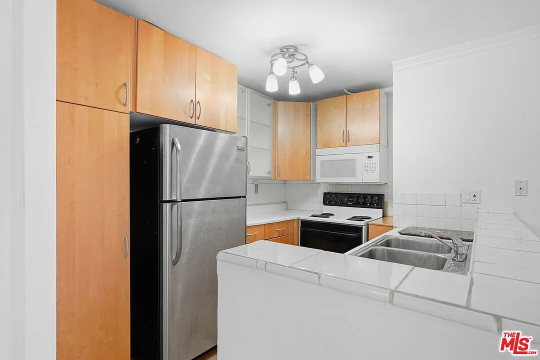 2 bed, 2.0 bath, 922 sqft, $3,195 — Photo 2