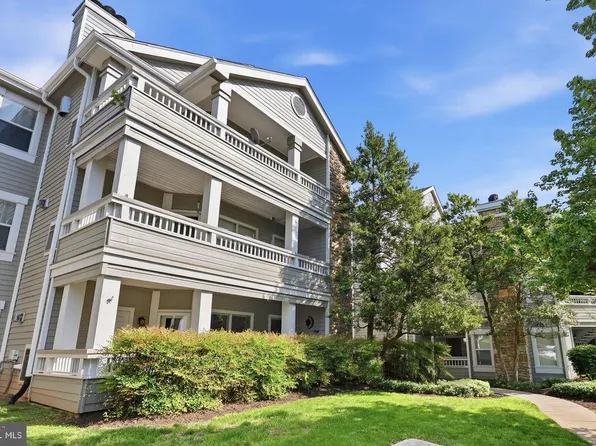 13058 Autumn Woods Way APT 302, Fairfax, VA 22033