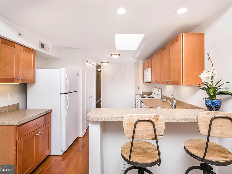 910 S Charles St #B — Photo 6