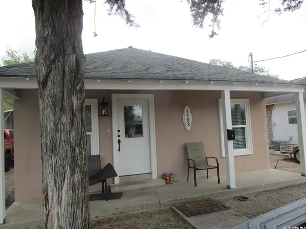 1102 N SAINT MARYS ST, Beeville, TX 78102