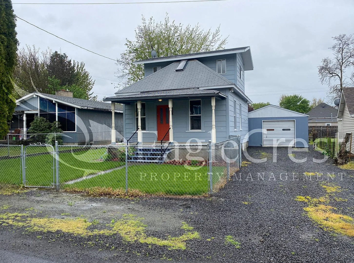 Charming 2 Bedroom Home With 1 Car Garage and A Covered Porch — Photo 3