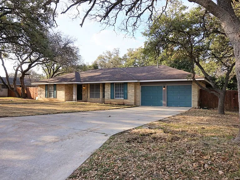 313 Sagecrest Dr — Photo 1