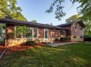 11800 Parkview Ln, Hales Corners, WI 53130