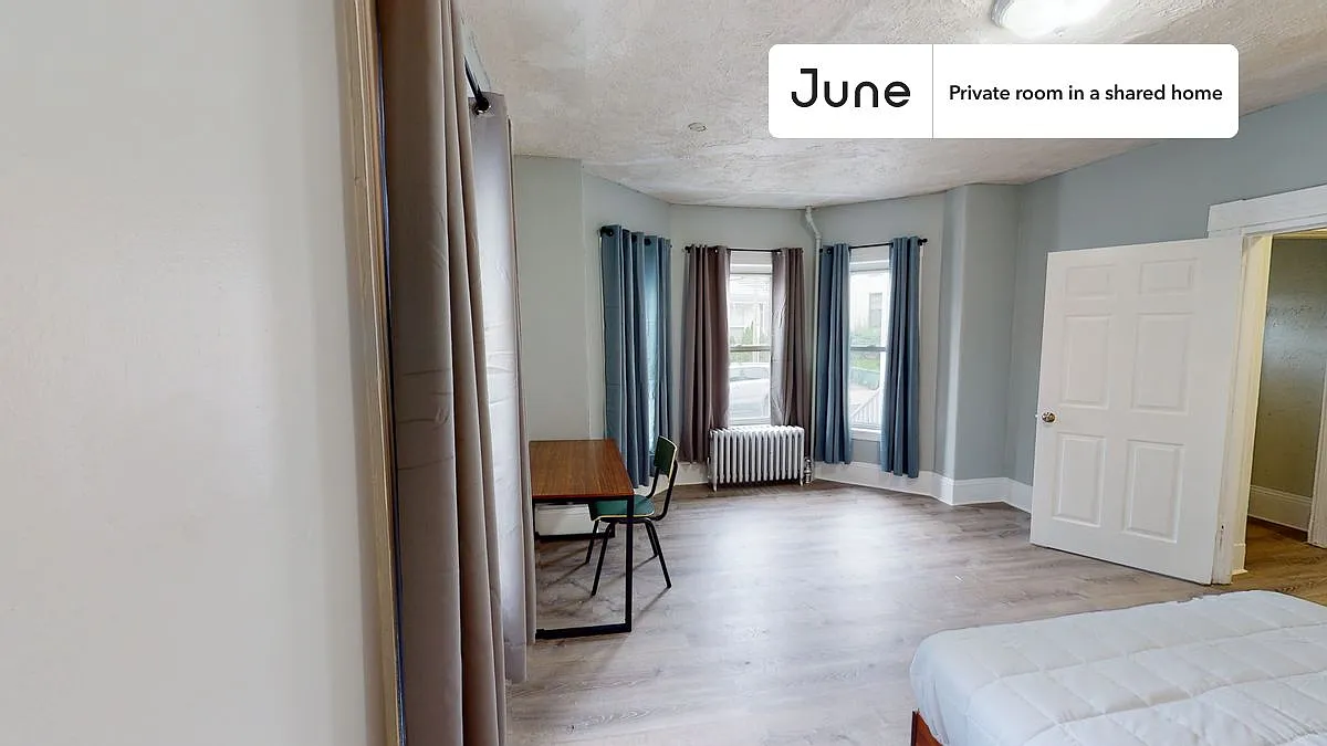 Queen bedroom in 7 bed/2 bath home in Allston #1505 A — Photo 2