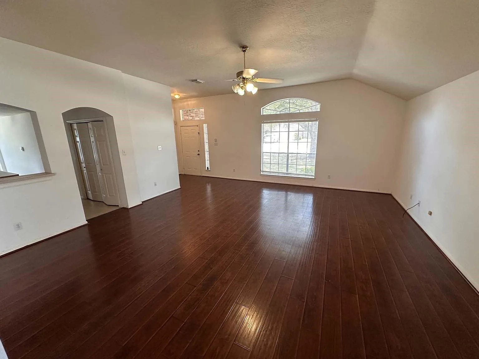 3 bed, 2.0 bath, 1828 sqft, $2,000 — Photo 2