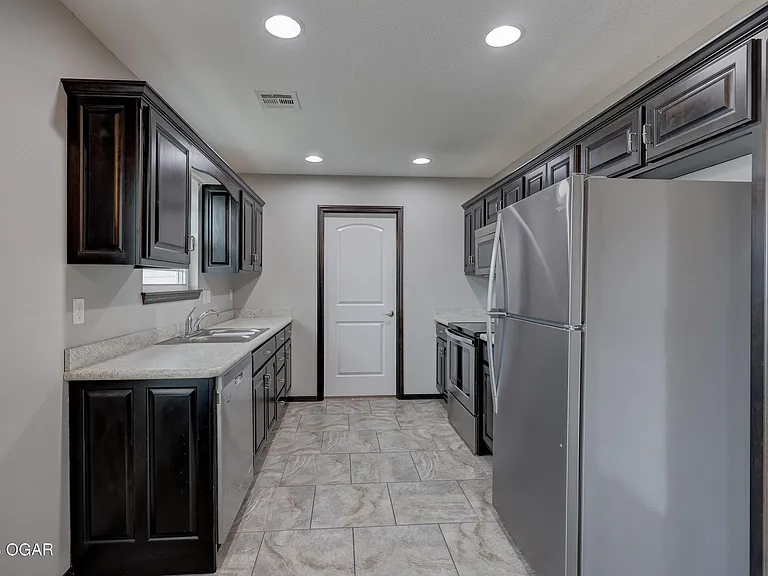 1233 Montana Pl — Photo 14